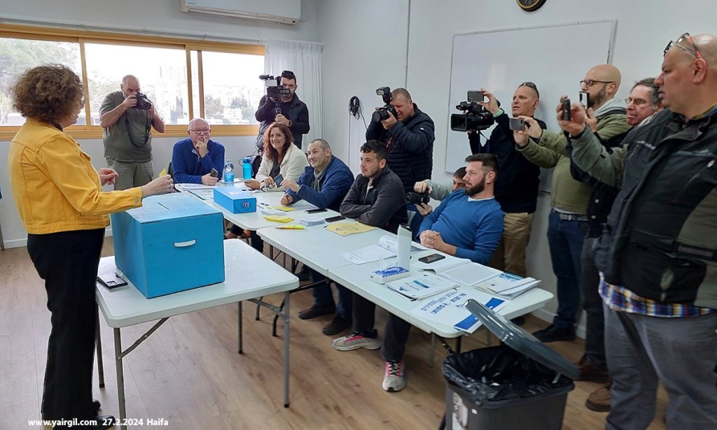 הבחירות לרשויות המקומיות - חיפה 27.2.2024 - ראש העיר עינת קליש ליד הקלפי